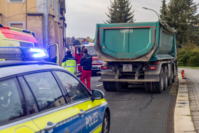 Drei Verletzte Personen nach Unfall in Ellefeld - Aus bisher ungeklärten Gründen verlor ein Peugeot die Kontrolle und geriet auf die linke Fahrbahnseite, wo er mit einem entgegenkommenden Volvo-Lkw kollidierte.