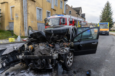 Drei Verletzte Personen nach Unfall in Ellefeld - Zur medizinischen Versorgung wurde ein Rettungshubschrauber angefordert.