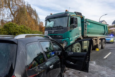 Drei Verletzte Personen nach Unfall in Ellefeld - Der Notarzt kam mit dem Rettungshubschrauber.