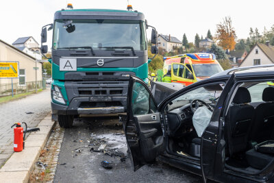 Drei Verletzte Personen nach Unfall in Ellefeld - Im Einsatz waren zudem die Polizei sowie die Feuerwehren aus Ellefeld und Falkenstein. 