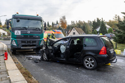 Drei Verletzte Personen nach Unfall in Ellefeld -  Etwa 20 Einsatzkräfte der Feuerwehr Ellefeld sorgten für den Brandschutz, kümmerten sich um auslaufende Betriebsstoffe und sperrten den Unfallort ab. 