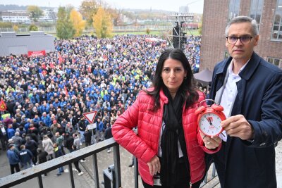 Drei VW-Werke auf Kippe - Betriebsrat warnt vor Eskalation - VW will mindestens drei Werke schließen. Betriebsrat und IG Metall protestieren gegen die Pläne.