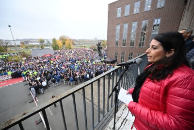 Drei VW-Werke auf Kippe - Betriebsrat warnt vor Eskalation - VW will mindestens drei Werke schließen.