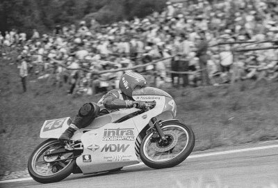 Dreifacher DDR-Meister Michael Freudenberg ist 70 geworden - Michael Freudenberg in seiner aktiven Zeit in der Queckenberg-Kurve des alten Sachsenrings. Foto: Bernd Wohlgemuth