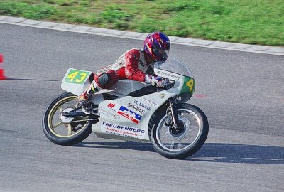 Dreifacher DDR-Meister Michael Freudenberg ist 70 geworden - Comeback auf dem Sachsenring anlässlich des 70-jährigen Jubiläums der Kult-Rennstrecke. Foto: Thorsten Horn