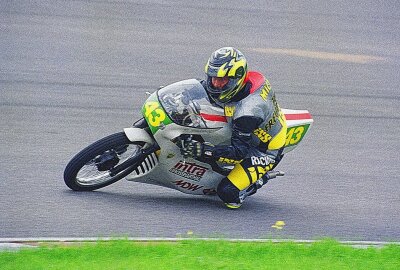 Dreifacher DDR-Meister Michael Freudenberg ist 70 geworden - Auch 2002 kam Michael Freudenberg zu den nächsten großen Feierlichkeiten des Sachsenrings. Foto: Thorsten Horn