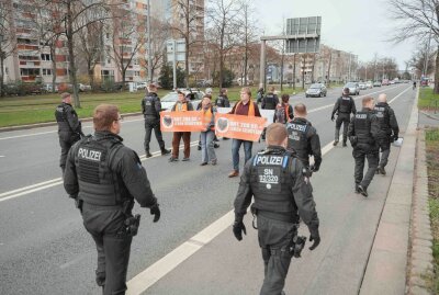 Dresden: Autofahrer versuchen Klima-Kleber einzukesseln - In Dresden kam es erneut zu Protestaktionen. Foto: xcitepress/Finn Becker