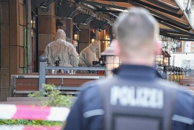 Dresden: Blutige Auseinandersetzung in Altstadt - Die Spurensicherung der Polizei ist am Samstagvormittag auf der Münzgasse in der Dresdner Altstadt im Einsatz gewesen. Foto: Xcitepress/Benedict Bartsch