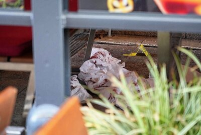 Dresden: Blutige Auseinandersetzung in Altstadt - Die Spurensicherung der Polizei ist am Samstagvormittag auf der Münzgasse in der Dresdner Altstadt im Einsatz gewesen. Foto: Xcitepress/Benedict Bartsch