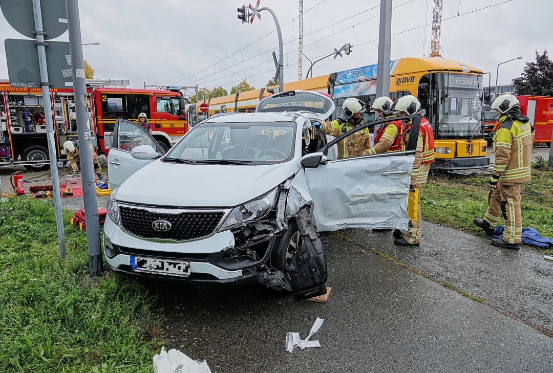 Dresden: PKW kollidiert mit Straßenbahn - Am Samstagvormittag kam es gegen 10.10 Uhr auf der Kreuzung Flößerstraße/Pieschener Straße in Dresden zu einem Verkehrsunfall. Foto: Roland Halkasch