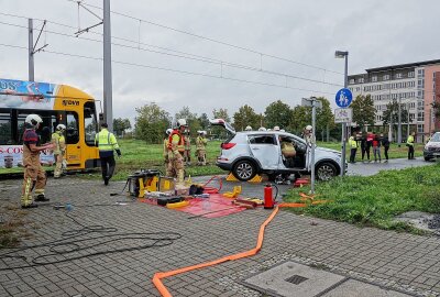 Dresden: PKW kollidiert mit Straßenbahn - Ein PKW Kia Sportage kollidierte mit einer Straßenbahn der Linie 13. Foto: Roland Halkasch