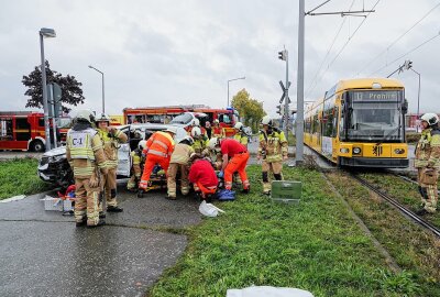 Dresden: PKW kollidiert mit Straßenbahn - Ein PKW Kia Sportage kollidierte mit einer Straßenbahn der Linie 13. Foto: Roland Halkasch