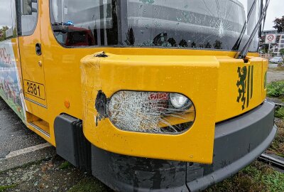 Dresden: PKW kollidiert mit Straßenbahn - Am Kia entstand Totalschaden. Die Bahn wurde leichter beschädigt. Foto: Roland Halkasch