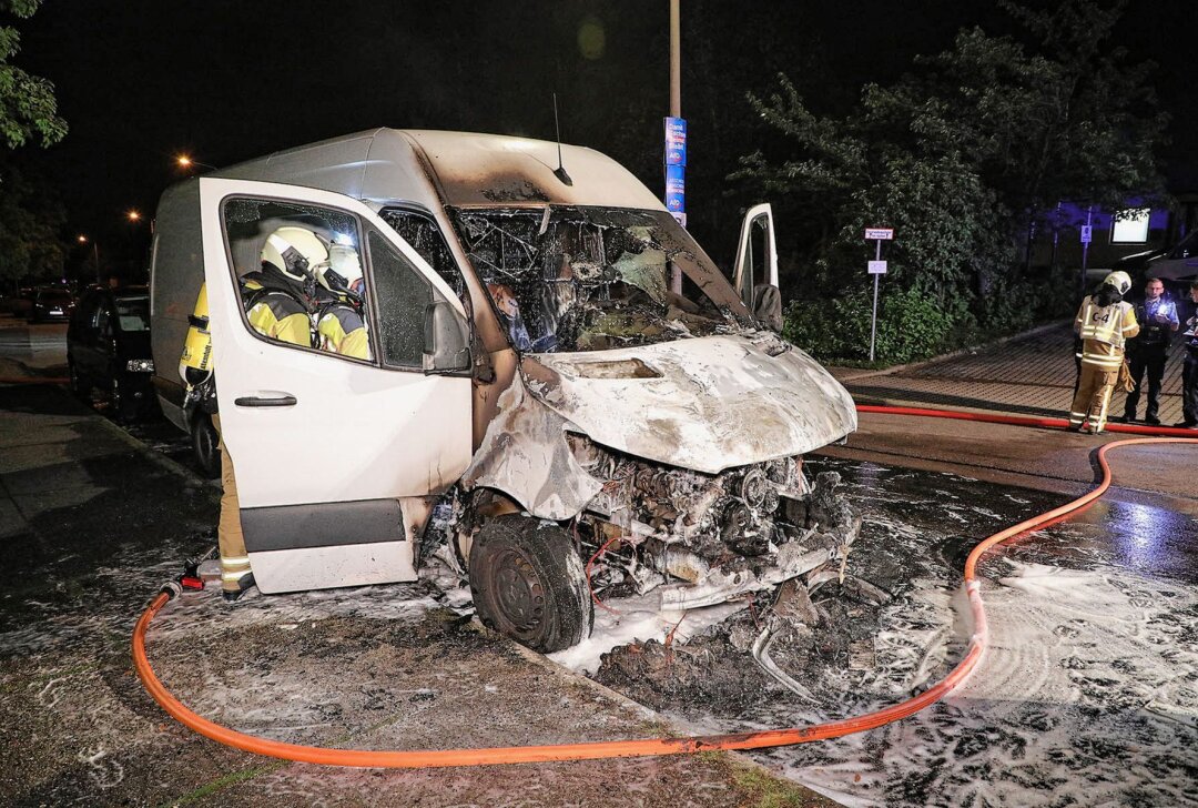 Dresden: Stehender Sprinter steht in Flammen - In Dresden brannte am Freitagabend ein Sprinter aus. Foto: Roland Halkasch