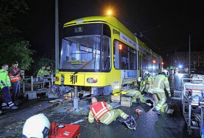 Dresden: Straßenbahn entgleist und bleibt auf Asphalt stehen - Am Sonntagabend kam es gegen 22.05 Uhr auf der Lockwitzer Straße zu einem Verkehrsunfall. Foto: Roland Halkasch