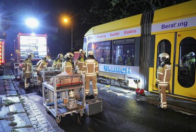 Dresden: Straßenbahn entgleist und bleibt auf Asphalt stehen - Am Sonntagabend kam es gegen 22.05 Uhr auf der Lockwitzer Straße zu einem Verkehrsunfall. Foto: Roland Halkasch