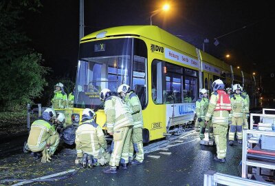 Dresden: Straßenbahn entgleist und bleibt auf Asphalt stehen - Am Sonntagabend kam es gegen 22.05 Uhr auf der Lockwitzer Straße zu einem Verkehrsunfall. Foto: Roland Halkasch