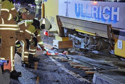 Dresden: Straßenbahn entgleist und bleibt auf Asphalt stehen - Auf einem Stumpfgleis entgleiste eine Straßenbahn der Linie 13/9. Foto: Roland Halkasch