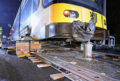 Dresden: Straßenbahn entgleist und bleibt auf Asphalt stehen - Aus noch ungeklärter rutschte die 34,5 Tonnen schwere Bahn am Gleisende über eine Verkehrsinsel und blieb mit dem ersten Fahrgestell auf dem Asphalt stehen. Foto: Roland Halkasch