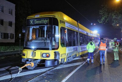 Dresden: Straßenbahn entgleist und bleibt auf Asphalt stehen - Dieser Einsatz war eine Premiere für die 35 Feuerwehrleute. Foto: Roland Halkasch