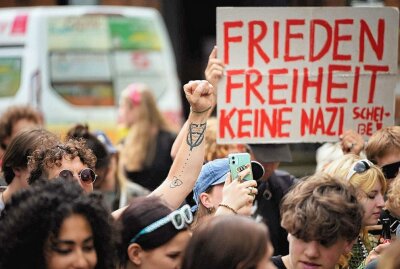 Dresden tanzt in den großen Demo-Samstag - Hunderte junge Menschen wollen mit einer sechsstündigen, bunten Tanzdemo ein Zeichen für Vielfalt und gegen Rechts setzen. Foto: xcitepress/Finn Becker