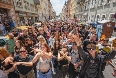 Dresden tanzt in den großen Demo-Samstag - Hunderte junge Menschen wollen mit einer sechsstündigen, bunten Tanzdemo ein Zeichen für Vielfalt und gegen Rechts setzen. Foto: xcitepress/Finn Becker