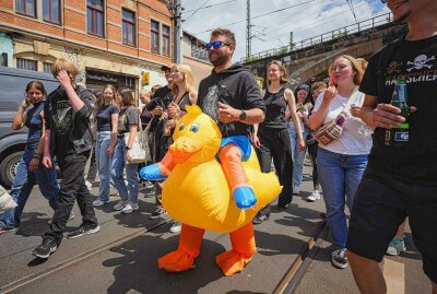 Dresden tanzt in den großen Demo-Samstag - Hunderte junge Menschen wollen mit einer sechsstündigen, bunten Tanzdemo ein Zeichen für Vielfalt und gegen Rechts setzen. Foto: xcitepress/Finn Becker