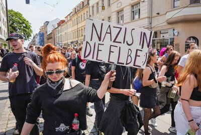 Dresden tanzt in den großen Demo-Samstag - Hunderte junge Menschen wollen mit einer sechsstündigen, bunten Tanzdemo ein Zeichen für Vielfalt und gegen Rechts setzen. Foto: xcitepress/Finn Becker