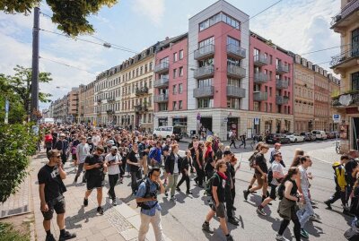 Dresden tanzt in den großen Demo-Samstag - Hunderte junge Menschen wollen mit einer sechsstündigen, bunten Tanzdemo ein Zeichen für Vielfalt und gegen Rechts setzen. Foto: xcitepress/Finn Becker