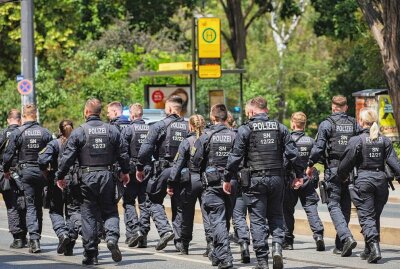 Dresden tanzt in den großen Demo-Samstag - Hunderte junge Menschen wollen mit einer sechsstündigen, bunten Tanzdemo ein Zeichen für Vielfalt und gegen Rechts setzen. Foto: xcitepress/Finn Becker