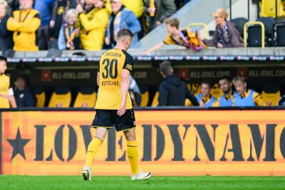 Dresden verliert in Wiesbaden 0:1 - Kutschke mit Rot - Dresdens Kutschke kassiert in Wiesbaden die Rote Karte.