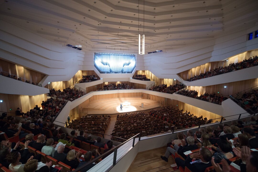 Dresdner Musikfestspiele enden mit Rekordergebnis - Die Gäste sitzen im Kulturpalast Dresden während eines Konzerts auf ihren Plätzen.