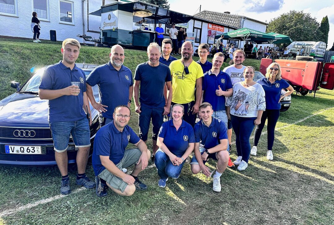 Dritte Auflage im Vogtland: Oldtimer-Treffen in Thiergarten - Das 2. Oldtimer-Treffen lockte fast 200 PKW und LKW sowie über 70 Zweiräder auf den Sportplatz der SG Thiergarten. Foto: SGT / Pressebüro Repert