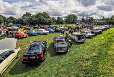 Dritte Auflage im Vogtland: Oldtimer-Treffen in Thiergarten - Das 2. Oldtimer-Treffen lockte fast 200 PKW und LKW sowie über 70 Zweiräder auf den Sportplatz der SG Thiergarten. Foto: SGT / Pressebüro Repert