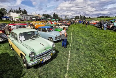 Dritte Auflage im Vogtland: Oldtimer-Treffen in Thiergarten - Das 2. Oldtimer-Treffen lockte fast 200 PKW und LKW sowie über 70 Zweiräder auf den Sportplatz der SG Thiergarten. Foto: SGT / Pressebüro Repert