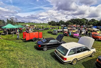 Dritte Auflage im Vogtland: Oldtimer-Treffen in Thiergarten - Das 2. Oldtimer-Treffen lockte fast 200 PKW und LKW sowie über 70 Zweiräder auf den Sportplatz der SG Thiergarten. Foto: SGT / Pressebüro Repert