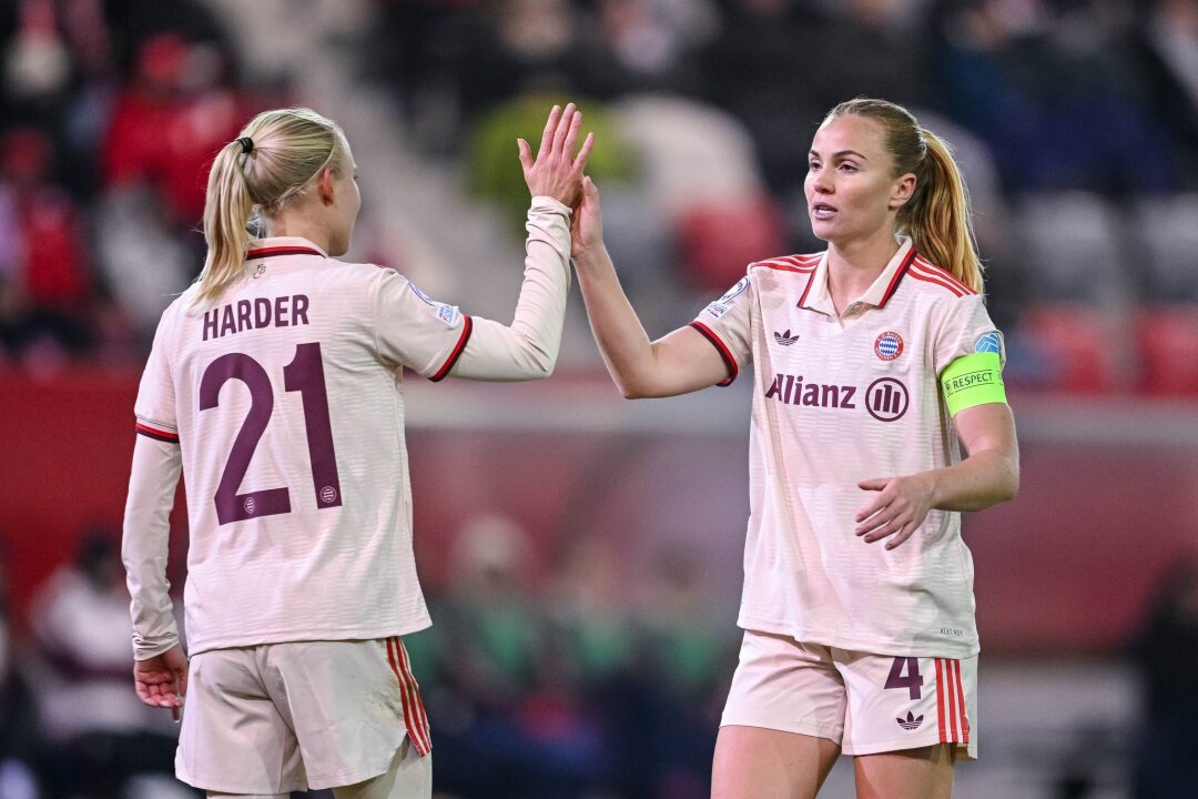 Dritter Sieg: Bayern-Frauen besiegen Vålerenga Oslo mit 3:0 - Pernille Harder (l) und Glodis Perla Viggosdottir feiern den Sieg gegen die Norwegerinnen.