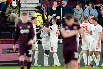 Dritter Sieg: Heidenheim in Europa weiter makellos - Sirlord Conteh (3. v. l.) traf für Heidenheim zur Führung bei Heart of Midlothian.