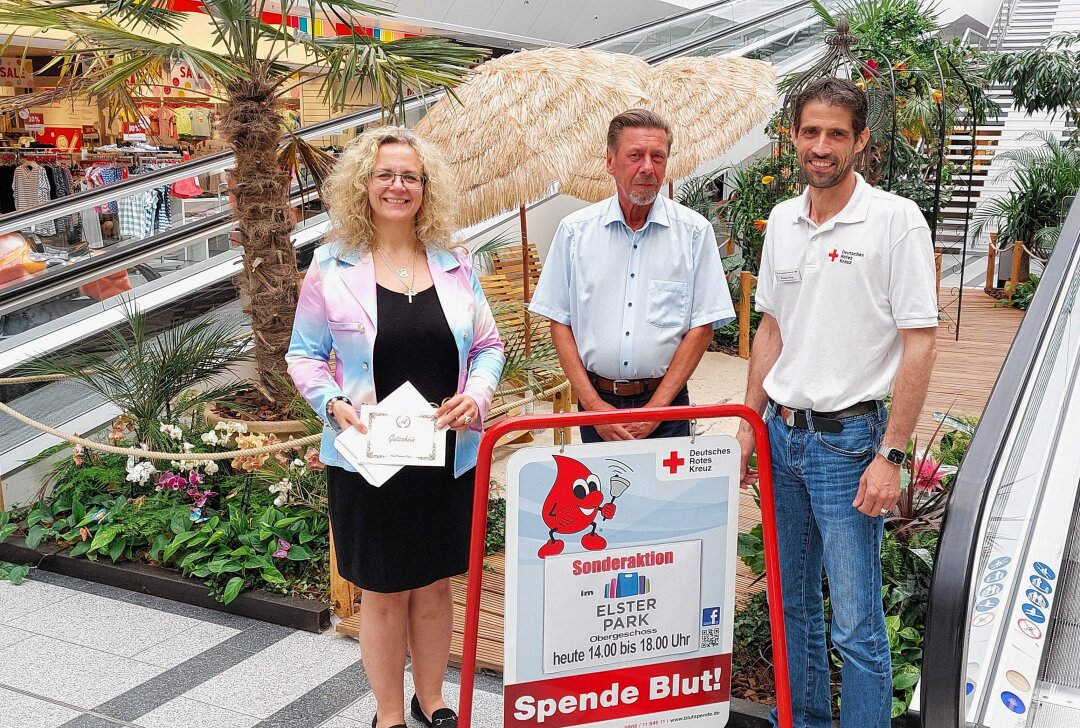 DRK Blutspende-Challenge: 392 Teilnehmer bei Sommeraktionen - Im Bild Alexandra Glied, Holger Kappei (Mitte) und Michael Pflug. Foto: Karsten Repert