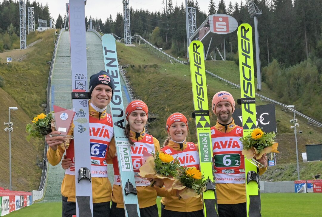 DSV-Mixed-Team holt Gold in Klingenthal - Das DSV-Team mit Andreas Wellinger, Selina Freitag, Katharina Schmid und Pius Paschke (v.li.) hat den Mixed-Team-Wettbewerb gewonnen. Foto: Ralf Wendland