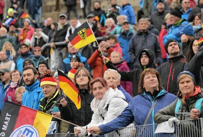 DSV-Mixed-Team holt Gold in Klingenthal - Zahlreiche Fans haben in der Vogtland Arena mitgefiebert mit dem Athleten. Foto: Ralf Wendland