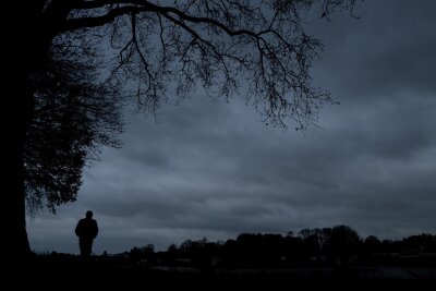 Dunkel, kalt, immer müde? Was der Seele jetzt hilft - Nicht jeder, der sich im Winter niedergeschlagen fühlt, leidet unter einer Winterdepression.