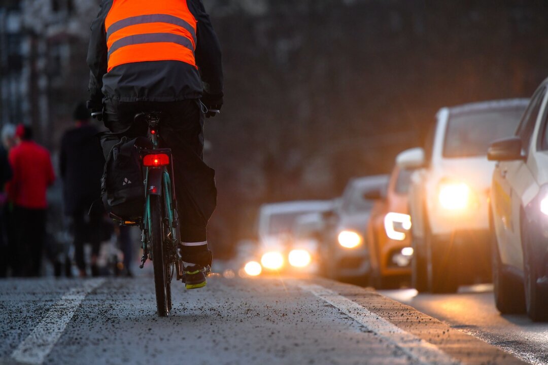 Dunkle Jahreszeit: Mit Reflektoren sicherer unterwegs - Helle Kleidung, Reflektoren und Licht sorgen dafür, dass Radfahrer in der Dunkelheit besser wahrgenommen werden.