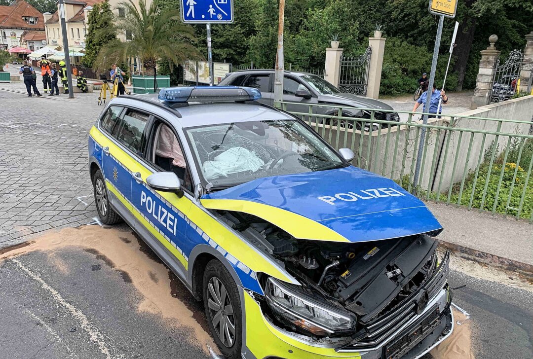 Durchbruchsversuch: PKW will durch Polizeisperre fahren und schrottet Streifenwagen - An der polnischen Grenze kam es zu einem Vorfall, bei dem mehrere Polizisten verletzt worden. Foto: xcitepress