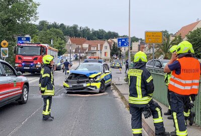 Durchbruchsversuch: PKW will durch Polizeisperre fahren und schrottet Streifenwagen - Ein Einsatzfahrzeug der Polizei ist am Freitag geschrottet worden. Foto: xcitepress