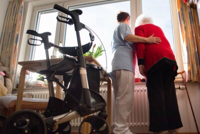 Durchschnittslöhne in der Pflege steigen - Deutliches Plus: Die Bezahlung von Pflegekräften in Pflegeheimen ist spürbar gestiegen. (Symbolbild)