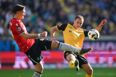 Dusel-Sieg: Dynamo Dresden gewinnt gegen Hannover 96 II - Jakob Lemmer (r) kann das Tor von Lukas Wallner nicht mehr verhindern.