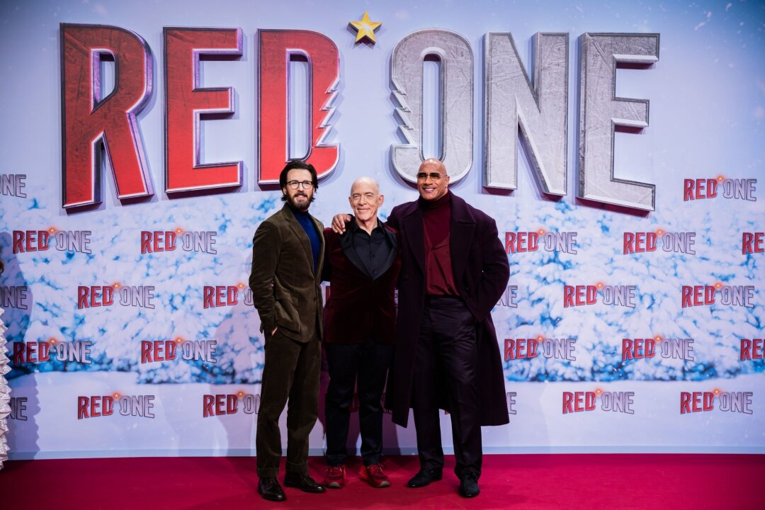 Dwayne Johnson und Chris Evans für Weltpremiere in Berlin - Chris Evans (l-r), J.K. Simmons und Dwayne Johnson auf dem Roten Teppich zur Weltpremiere des Films "Red One – Alarmstufe Weihnachten". 