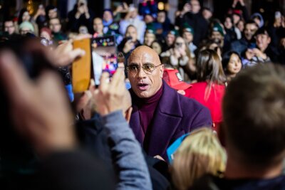 Dwayne Johnson und Chris Evans für Weltpremiere in Berlin - Dwayne Johnson ließ sich von Fans fotografieren. 