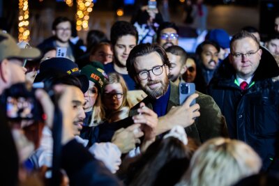 Dwayne Johnson und Chris Evans für Weltpremiere in Berlin - Weltpremiere des Films "Red One – Alarmstufe Weihnachten" in Berlin: Selfies mit Chris Evans. 